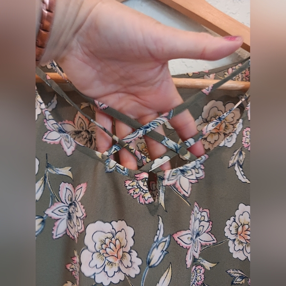 Mauroces Floral Sleeveless Sage Green Top 2xl XxL - Picture 3 of 6